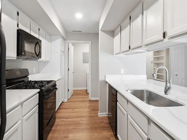 1645 Huntington Park #F — Photo 2