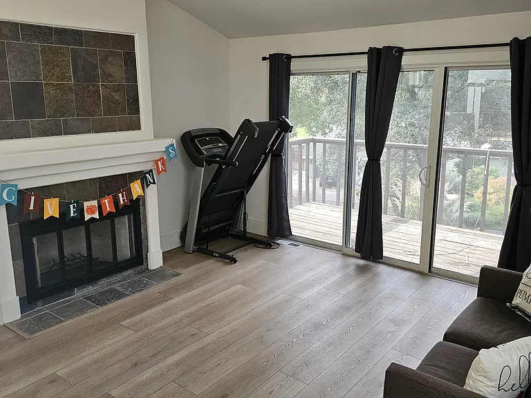 Living Room w/balcony
