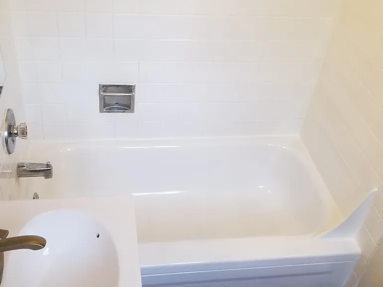 Alder Manor Apartments — Photo 10