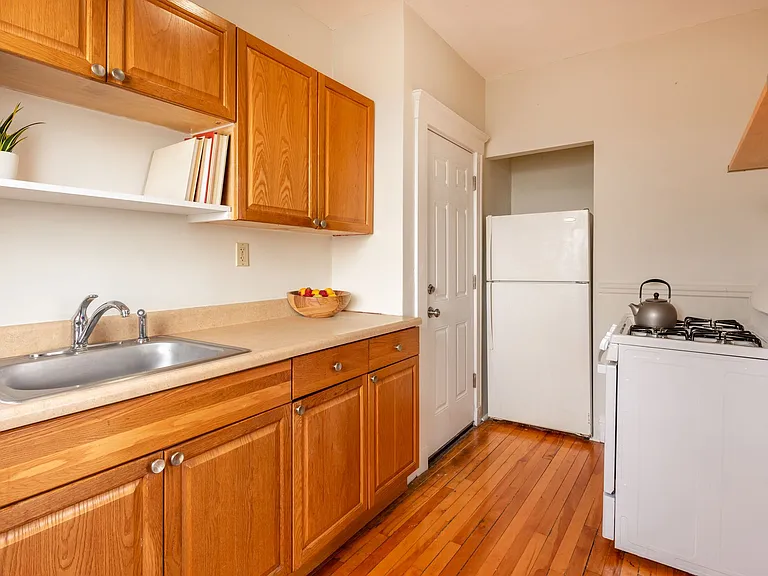 4-7 Sherborn Court 463-475 Broadway — Photo 10