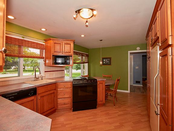 4th image of 695 Marylane Dr