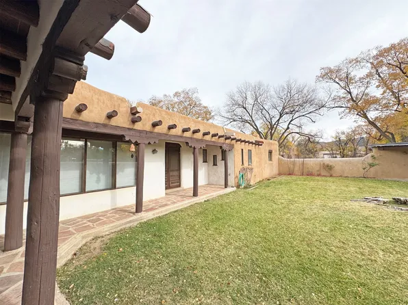 315 Theodora St, Taos, NM 87571