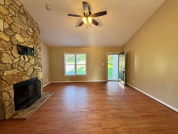 4th image of 155 Lorraine Dr