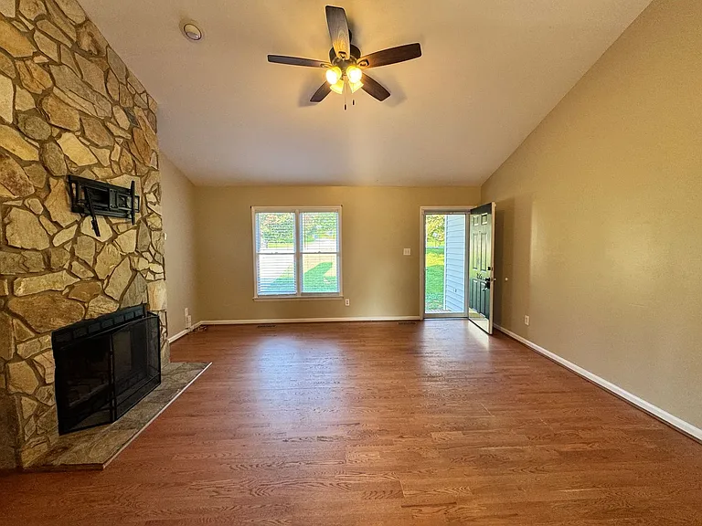155 Lorraine Dr — Photo 4