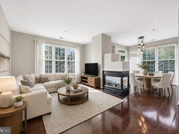 4200 Mozart Brigade Ln APT V, Fairfax, VA 22033