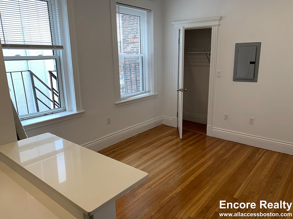 2nd image of 125 Peterborough St APT 6