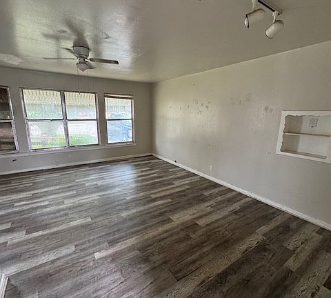 5th image of 421 Live Oak Ln