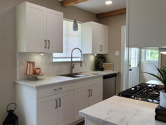 4th image of 300 Oak Grove Dr