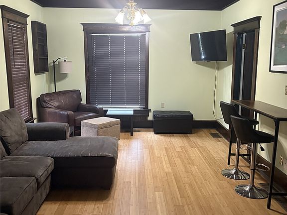3rd image of 114 W Oak St