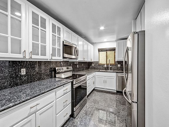 3rd image of 1900 Vine St APT 212