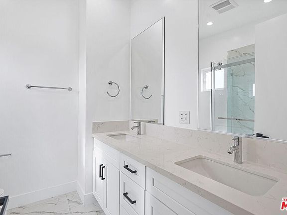 3rd image of 4037 W Mont Clair St #3