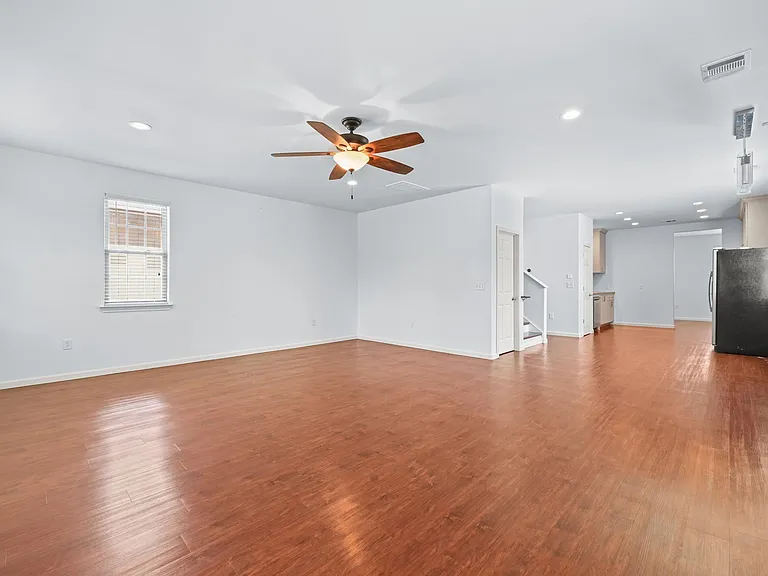 330 Howard Ln — Photo 10