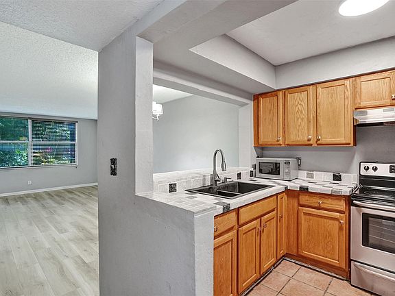 5th image of 4025 N Federal Highway #113B
