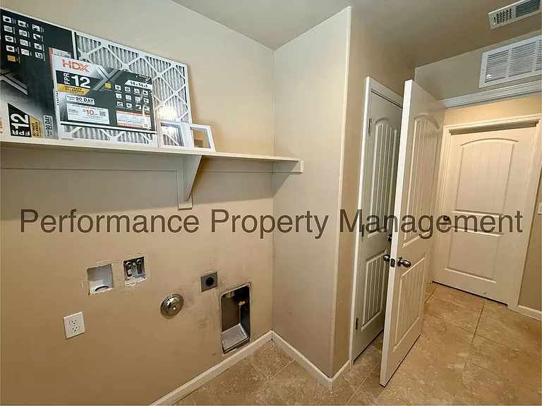 9024 Selma St — Photo 14