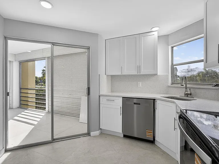 3590 Via Poinciana #202 — Photo 31