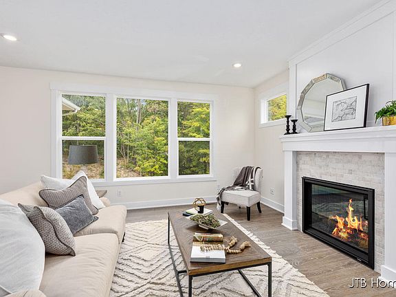4th image of 6684 Delia Dr