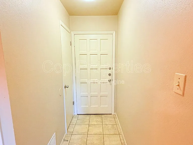 9319 Cliff Point Dr — Photo 4