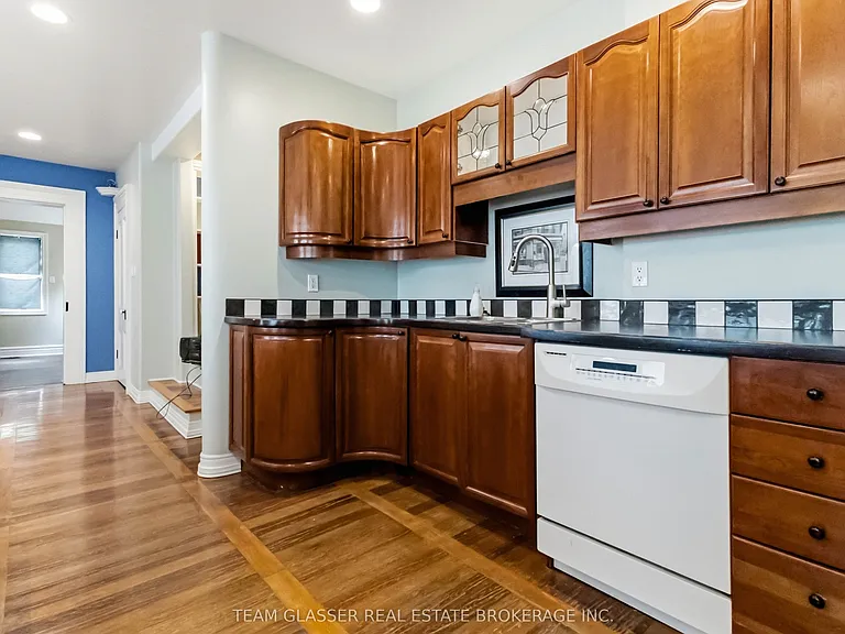 510 Dufferin Ave — Photo 15