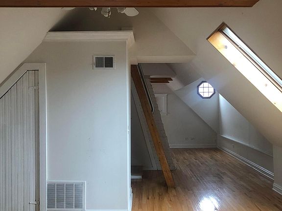 4th image of 2927 W Belmont Ave #3