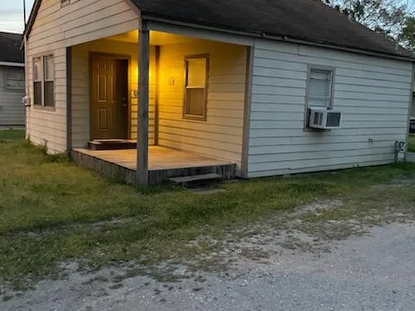 140 W Darby St, Bridge City, TX 77611