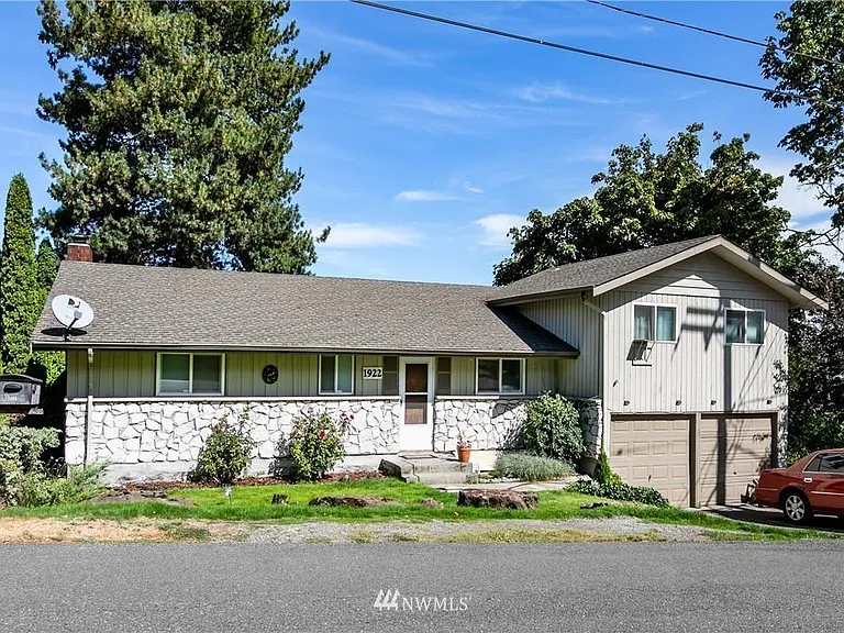 1922 S 104th St — Photo 1