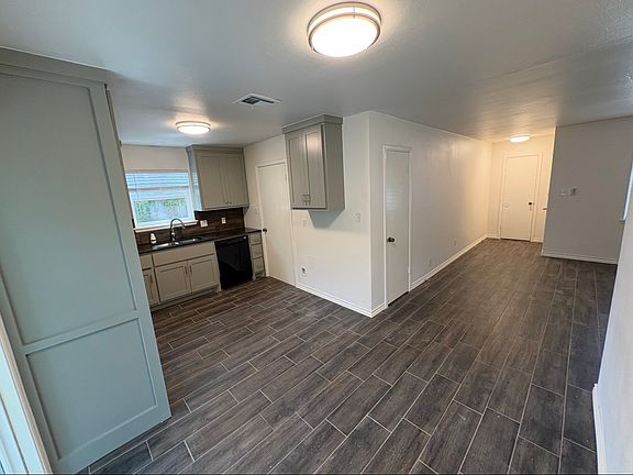 3rd image of 1718 Surrey Pl