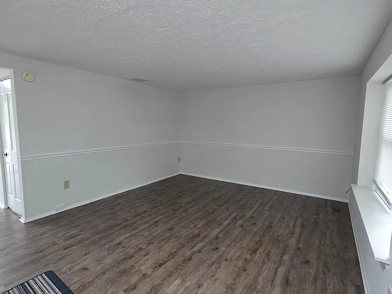 1758 Springfield Ln — Photo 4