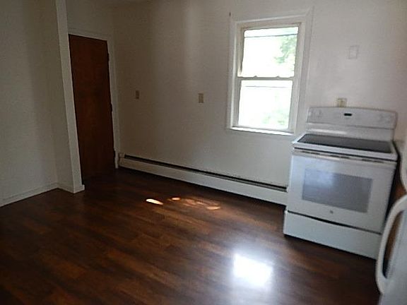 3rd image of 411 Essex St APT 4