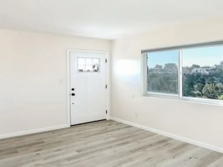 3826 Winona Ave, Contemporary upgrades and off-street parking — Photo 7