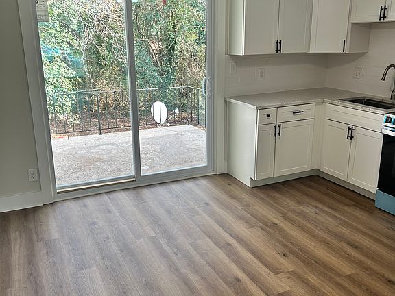 5th image of 533 Blendwood Dr #1