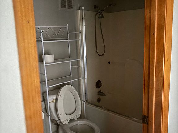 2nd image of 825 E Broadway St APT B2