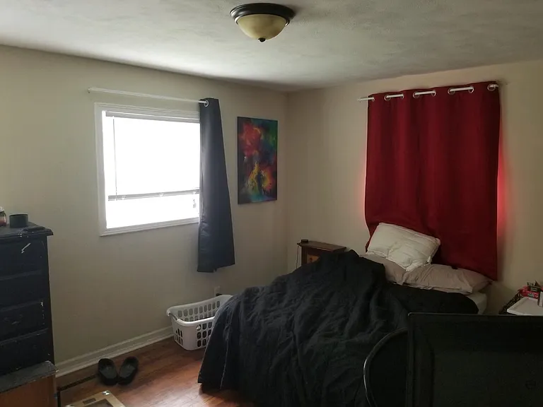 914 W Pecan St — Photo 7