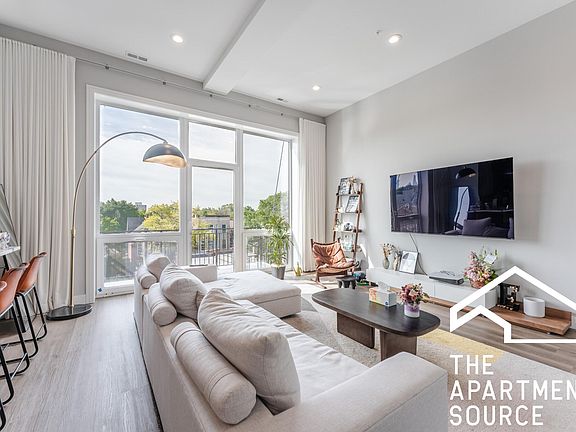 2nd image of 2421 W Fullerton Ave #4G
