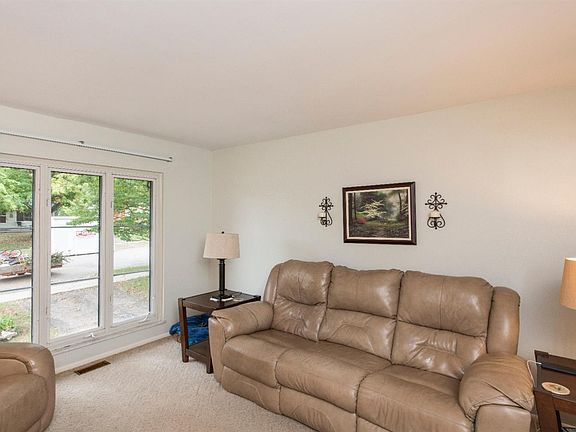 5th image of 244 Vanderbilt Dr