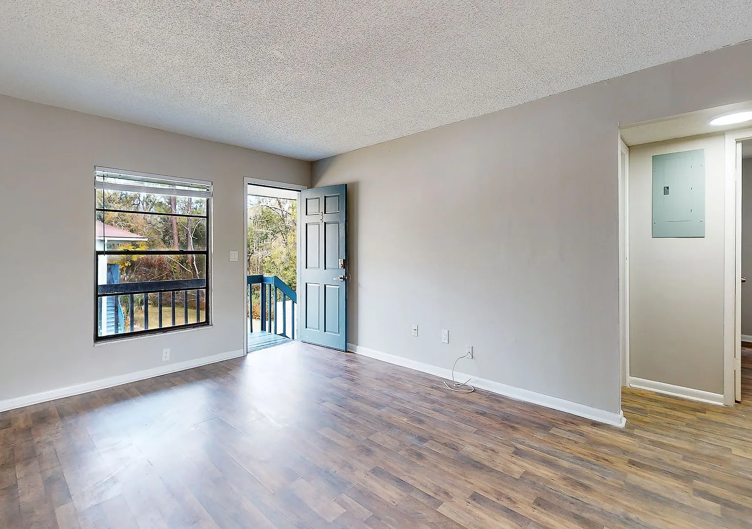 Renovated 2 Bedroom / 1 Bathroom Apartment — Photo 2