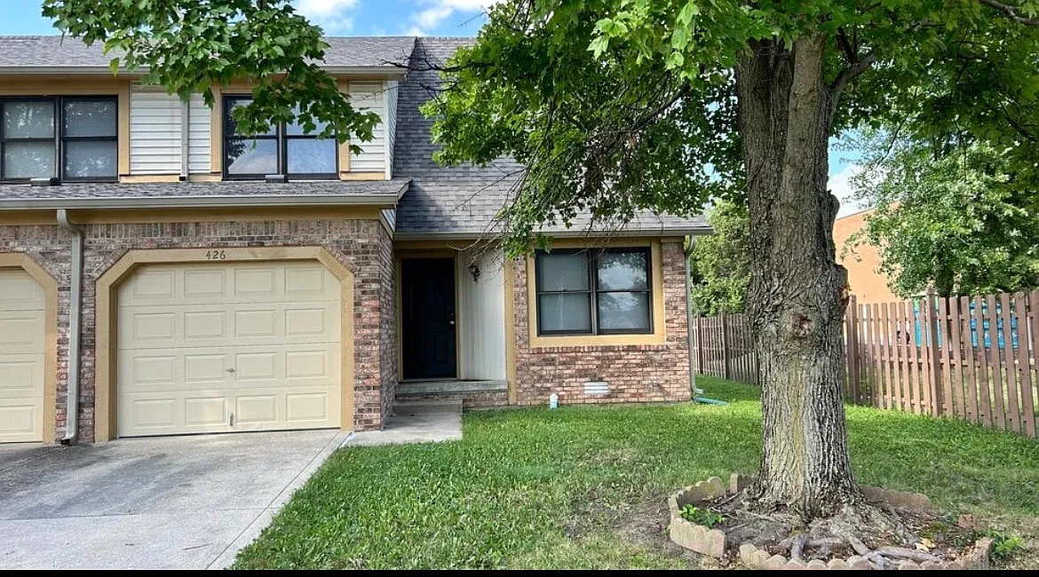 2 bed, 1.5 bath, 1190 sqft, $1,340 — Photo 1