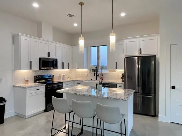 183 High St #B, Smithville, TX 78957