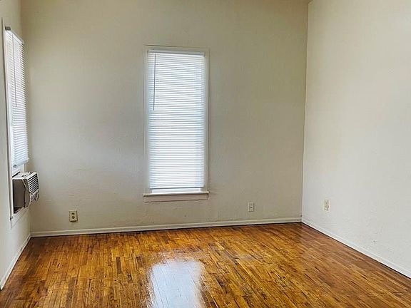3rd image of 934 E Abriendo Ave