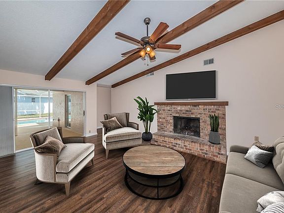 4th image of 985 College Hill Dr