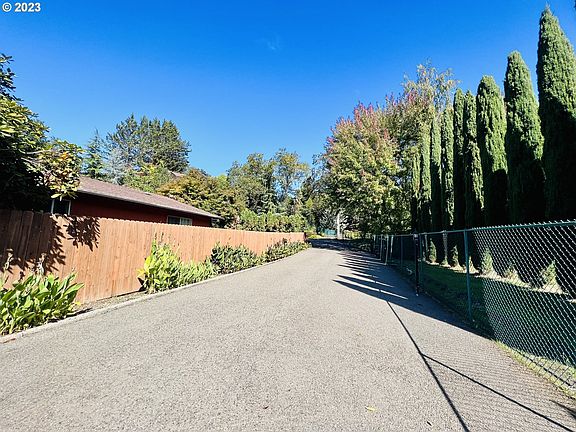 5th image of 105 N River Dr
