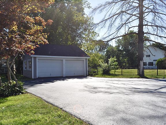 3rd image of 431 Hudson Ave