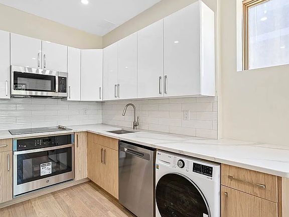 2nd image of 4005 Crescent St #1F