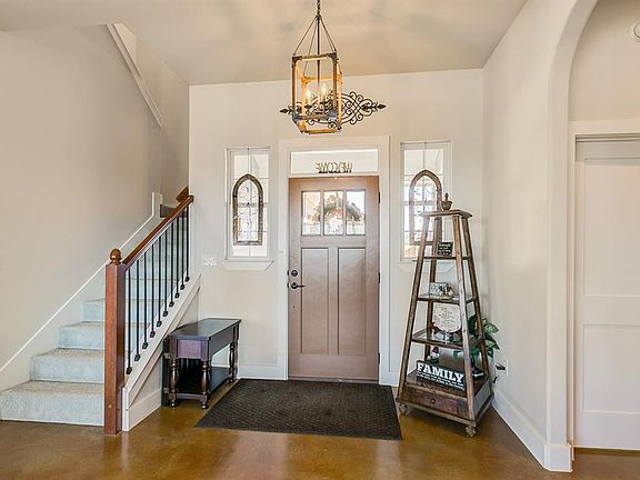 3rd image of 114 King Arthur Ct