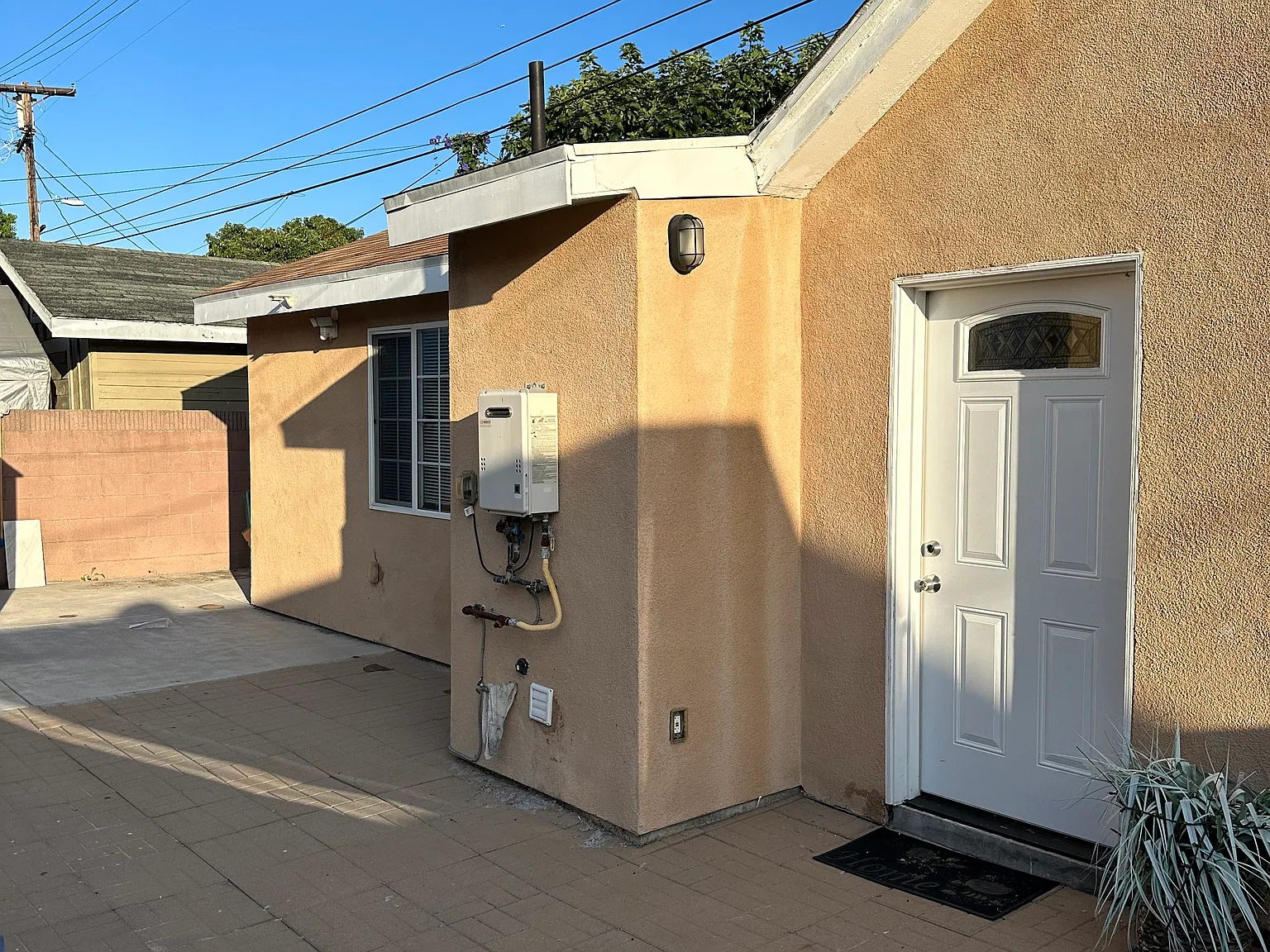 W 41st Pl, Los Angeles — Photo 1