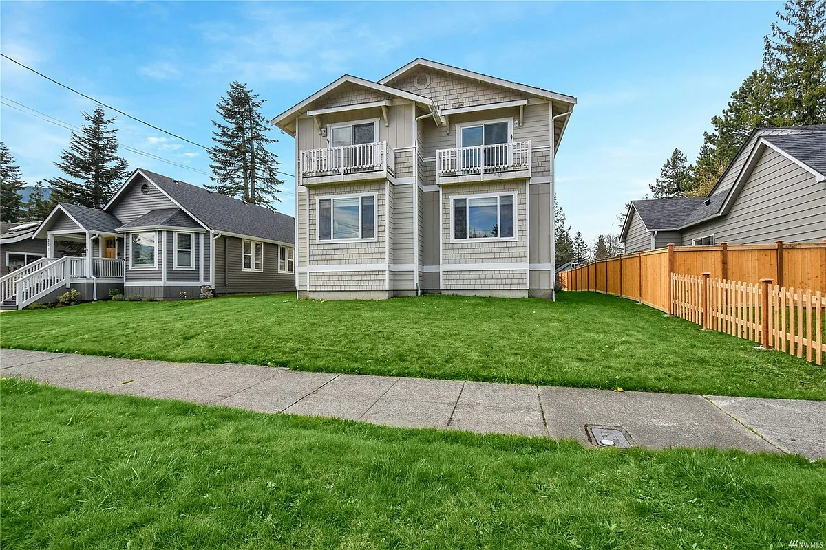 Right unit, from front of home - 313 Bendigo Blvd N #1