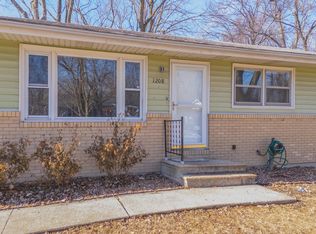 1208 Gettysburg Dr, Bloomington, IL 61704