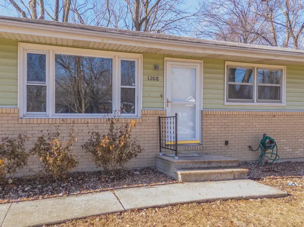1208 Gettysburg Dr, Bloomington, IL 61704