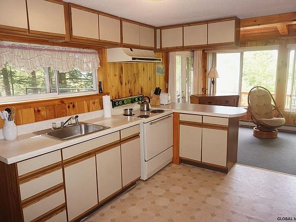 3rd image of 165 Brookside Ln