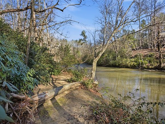 4th image of 320 Holly Ln