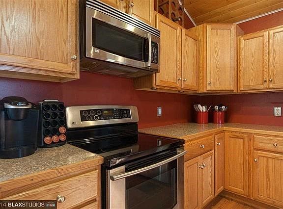 3rd image of 803 Pinehurst Ct